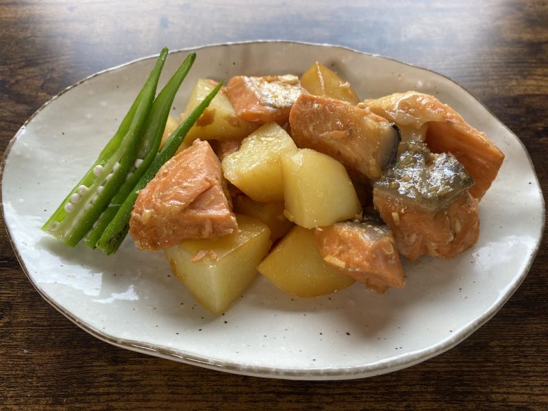 サーモンとポテトのガーリックバター炒め｜COCORO KITCHEN：シャープ